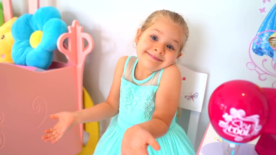 دیانا و اسباب بازی ها - بازی پرنسس دیانا با چرخ خیاطی اسباب بازی